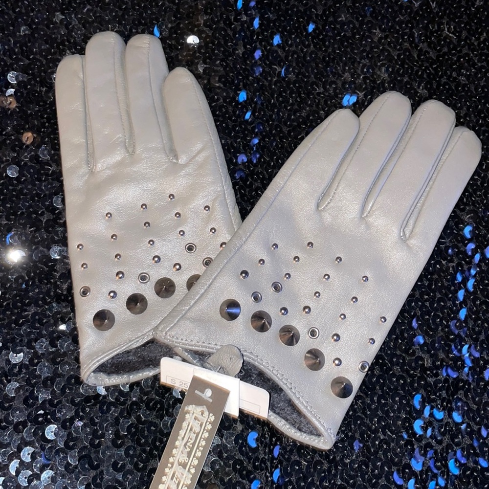 Short spiked to driving gloves